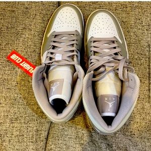 JORDAN 1 MIDS MENS SIZE 12, COLLEGE GREY AND WHITE